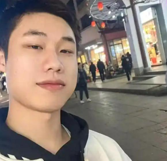 太诡异了！浙江安吉31岁男子用"去杭州接人"的谎言骗过所有人，随后却独自驾车前往