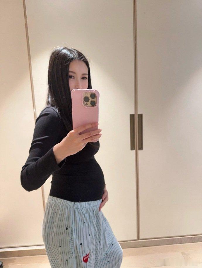 蝴蝶姐姐晒双胞胎孕肚 蝴蝶姐姐儿子这么大了 蝴蝶姐姐晒双胞胎孕肚，完全看不出来欸