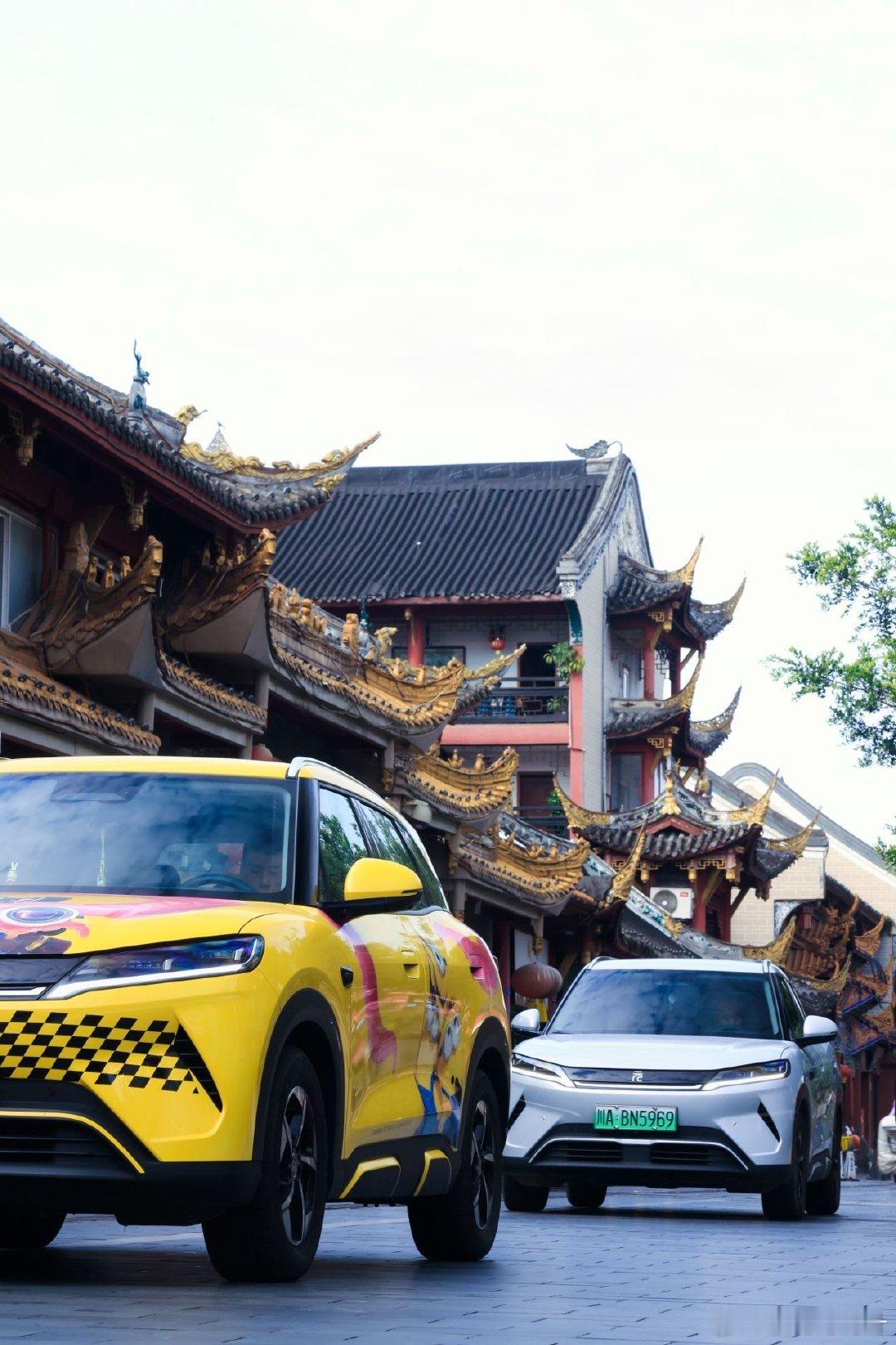 和小黄人元气车队一起去成都街上耍软萌小黄人车队穿梭在成都大街小巷，童趣满满的车身