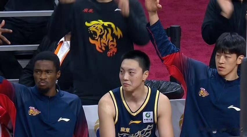 胡明轩表情惹争议！

今天晚上广东男篮对阵浙江男篮的比赛，徐杰在本场比赛迎来复出