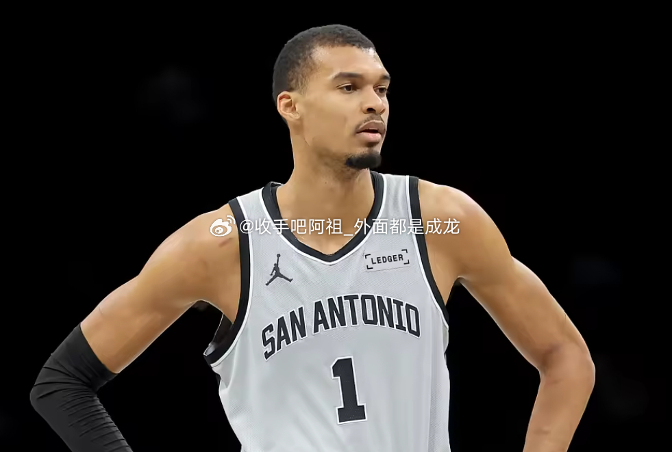 今日NBA常规赛继续进行，马刺与快船交手。文班亚马今日表现出色，三分盖帽都有进账