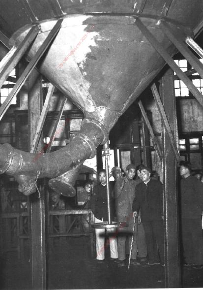1961年4月17日，朱德视察隆昌气矿厂。