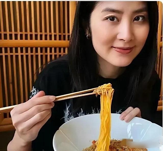 最近，陈慧琳在上海的一顿饭引起热议，一碗蟹黄面360元，三只小龙虾900元，简简