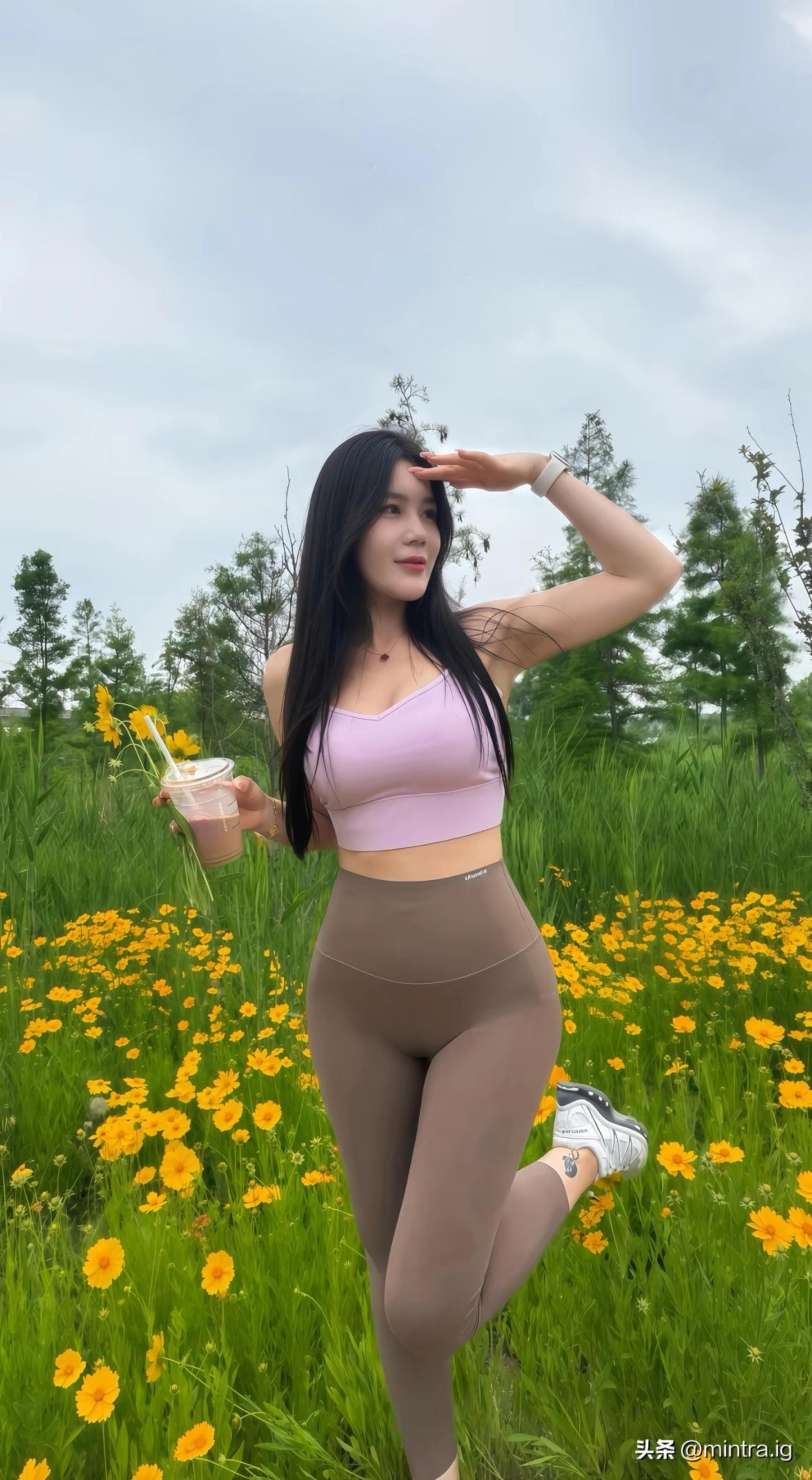 闯入开满小黄花的山野，微风裹着草木的清香，一身舒服的运动穿搭，手握一杯清爽饮品，