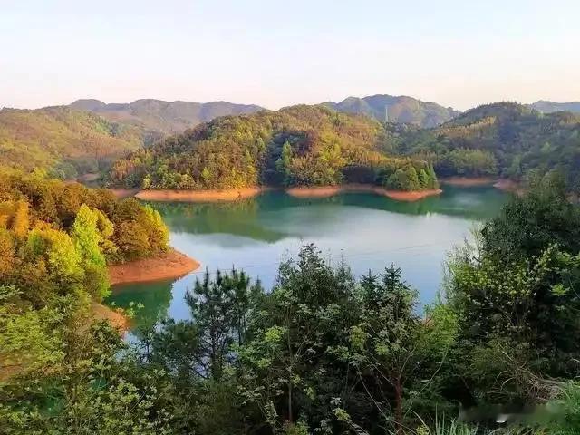 七律：乌川湖泛舟
乌川戏水我为仙，只爱农家美味鲜。
秋日放歌村酒好，清风伴舞桂花