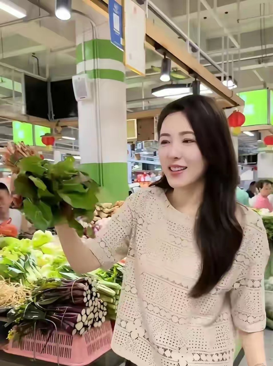 曾黎一直活得清醒又自在，未婚未育依旧从容惬意，现身海南菜市场，还买到了心心念念的