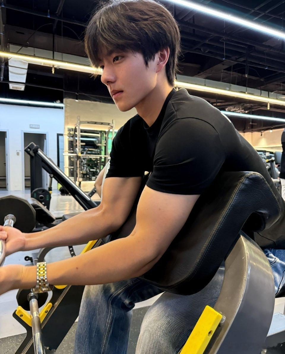 小鲜肉弟弟类型很喜欢体育生 ​​​