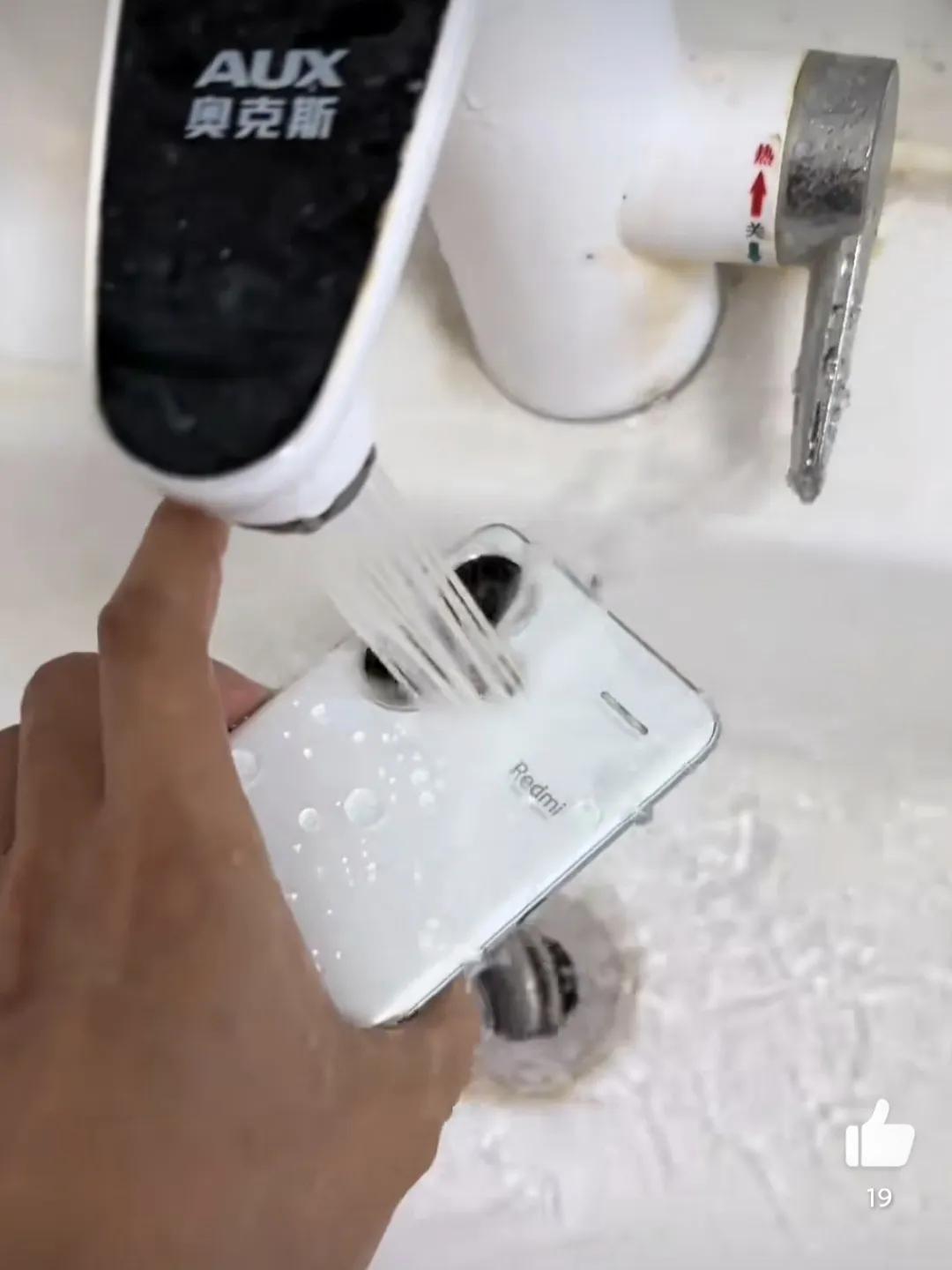 六千多的旗舰小心翼翼，一千多的红米驰骋疆场
水龙头下冲，水盆里泡
支持ip68就
