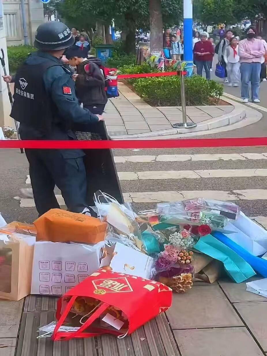 昆明这所小学也太刚了！教师节一大早，学校门口直接上演“硬核名场面”——保安大叔守