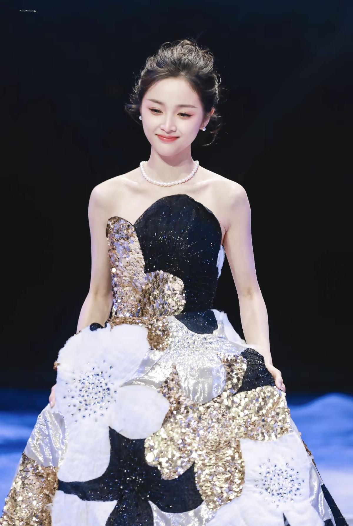 又被吴宣仪的美貌狙击了！这一身黑白金银战袍，一出场就成为全场无法忽视的焦点，真的