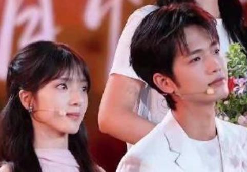 李思潼和王彦桐在2026年8月7日第38届大众电影百花奖开幕式上，合唱了《岁月里