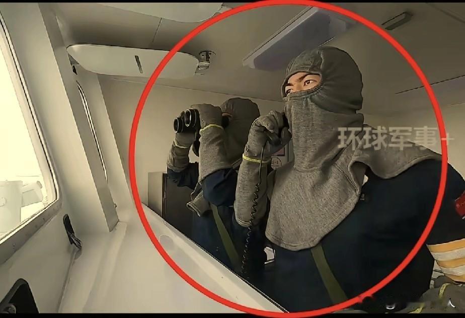 不查不知道，一查吓一跳！

围台演习时，舰艇内的海军，头上都戴着神秘的头套，这不