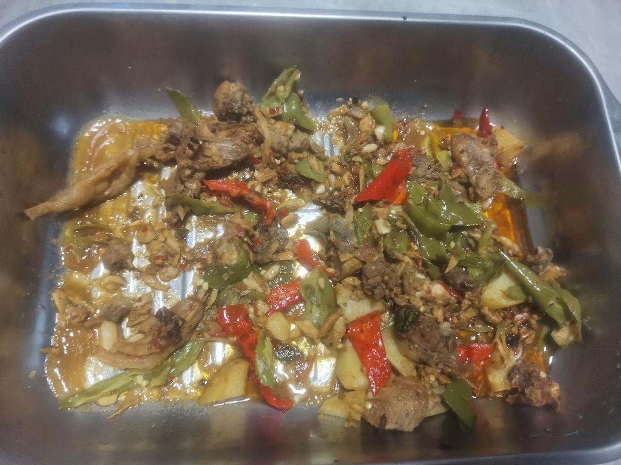 昨天在超市买了一个仔鸡17.9元，掺了三个土豆炒的。

因为我家菜园结的辣椒巨辣