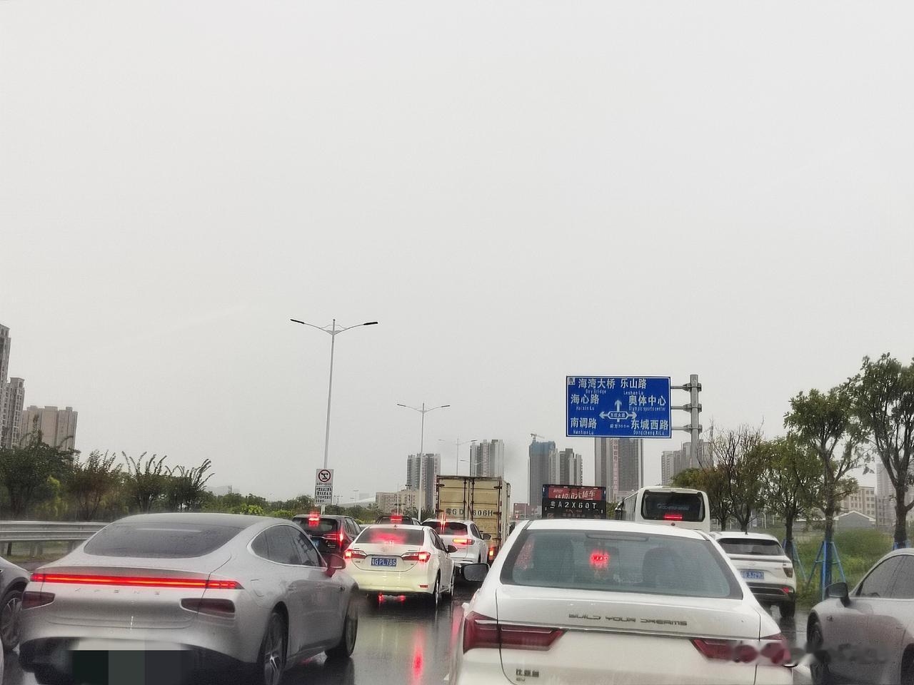晚高峰期傍晚六点至七点，从坡头区经过湛江海湾大桥到中心市区，很明显看到海川大道和