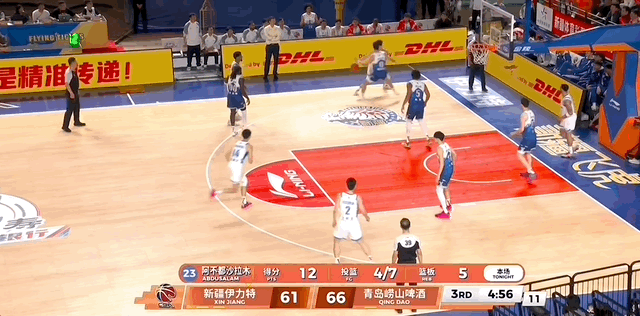 新疆队一波反扑之后，段昂君挺身而出，个人连续高难度跳投，连砍8分之后打停对手。小