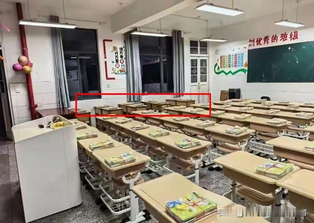 小时候读书，桌子中间必有一条“三八线”。

谁越界了，一胳膊肘顶回去。

板凳是