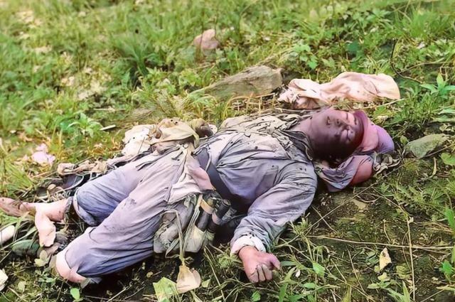 1952年，朝鲜战场，美国战地记者，拍摄下了一名志愿军战士，牺牲后的遗容，他躺在