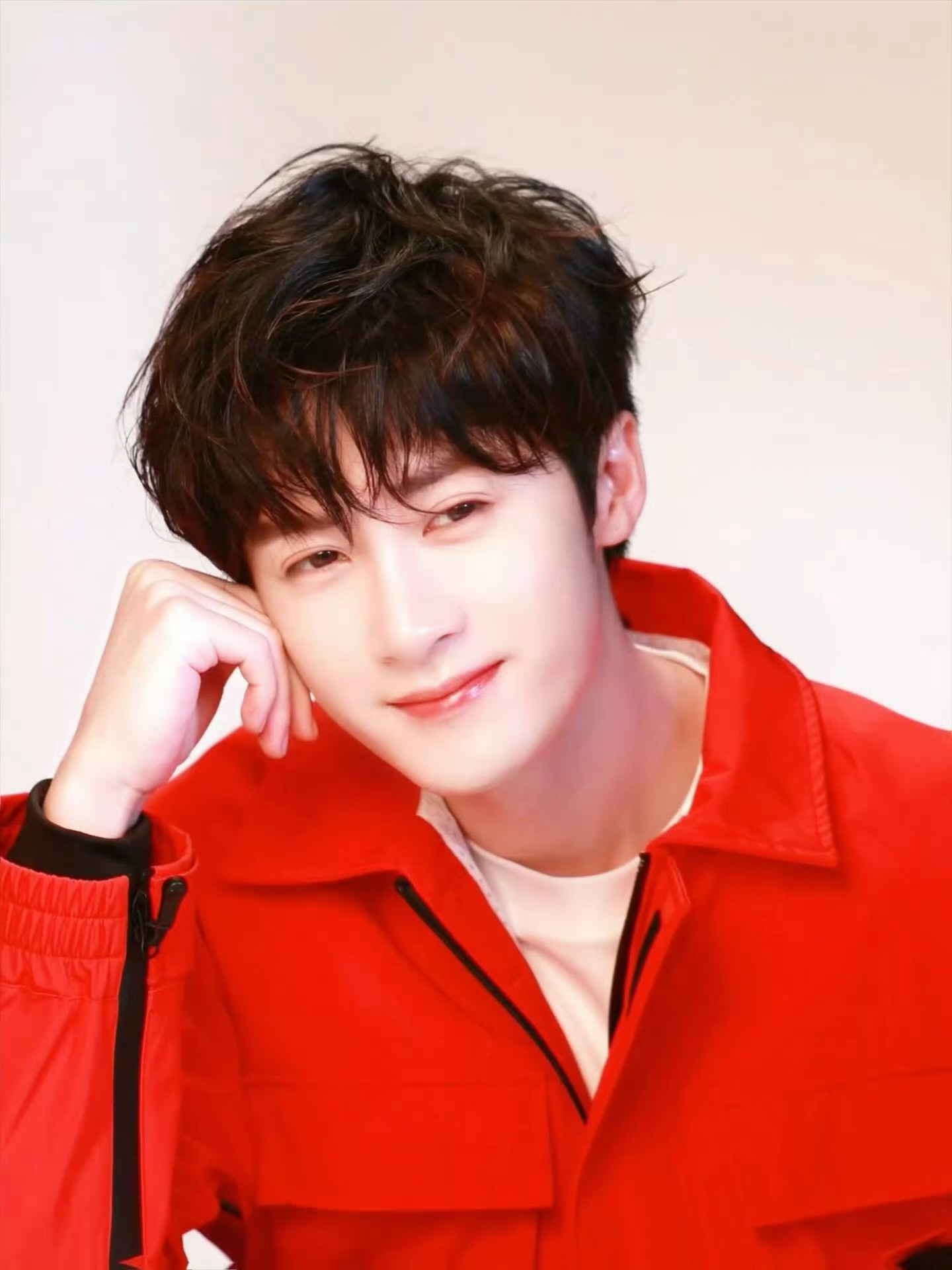 檀健次新物料 太可爱了 新的一年也要红红火火🥰 