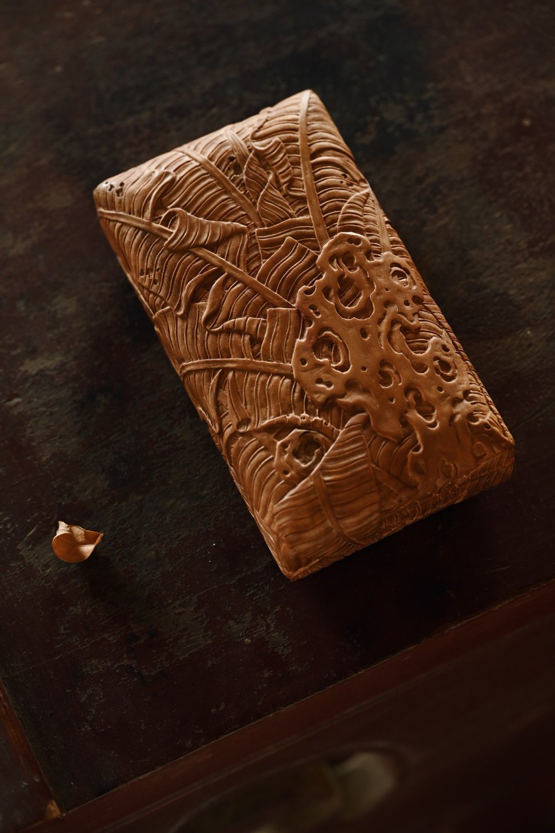 老山檀 | 湖石蕉叶 收纳盒整料掏空而制，雕刻芭蕉婆娑，蕉叶阔大，错落有致，或藏