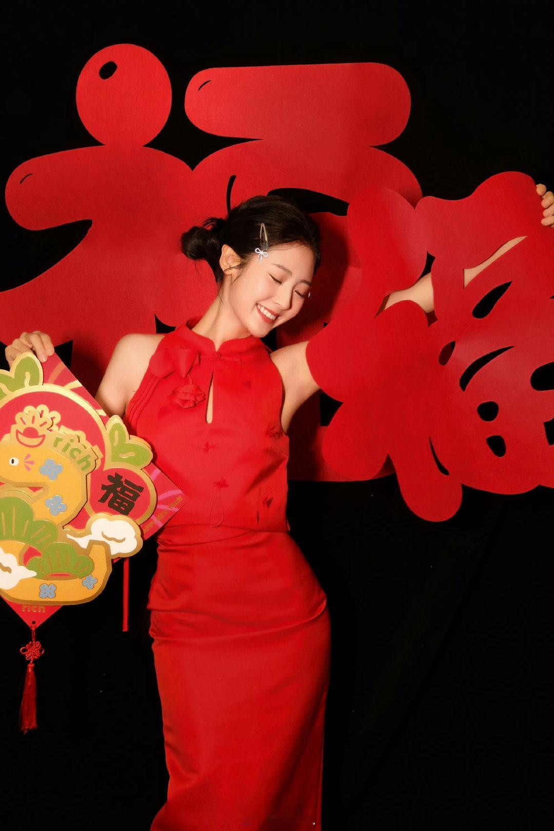 邢菲 好大的福气  看邢菲这喜庆的模样，简直就是新春的吉祥物！她的笑容如同温暖的