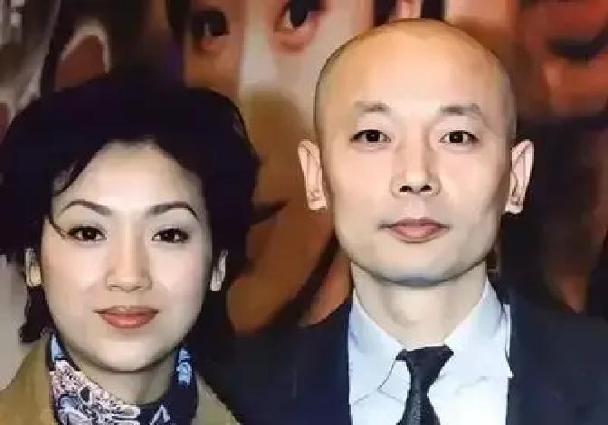 1995年，葛优把拍戏刚赚到的350万一股脑全交给了媳妇贺聪。没想到贺聪转身就全