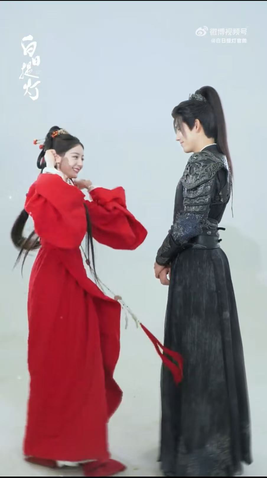 迪丽热巴陈飞宇憋笑挑战你好星期六迪丽热巴一跳舞全场沦陷，陈飞宇努力克制笑意，表情