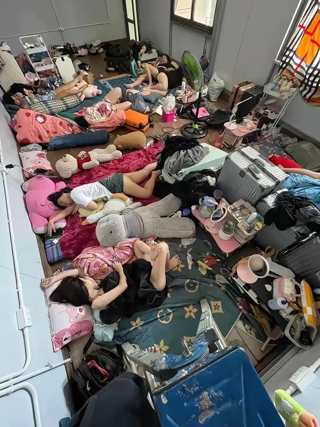 去这里住一晚你愿意不？ 