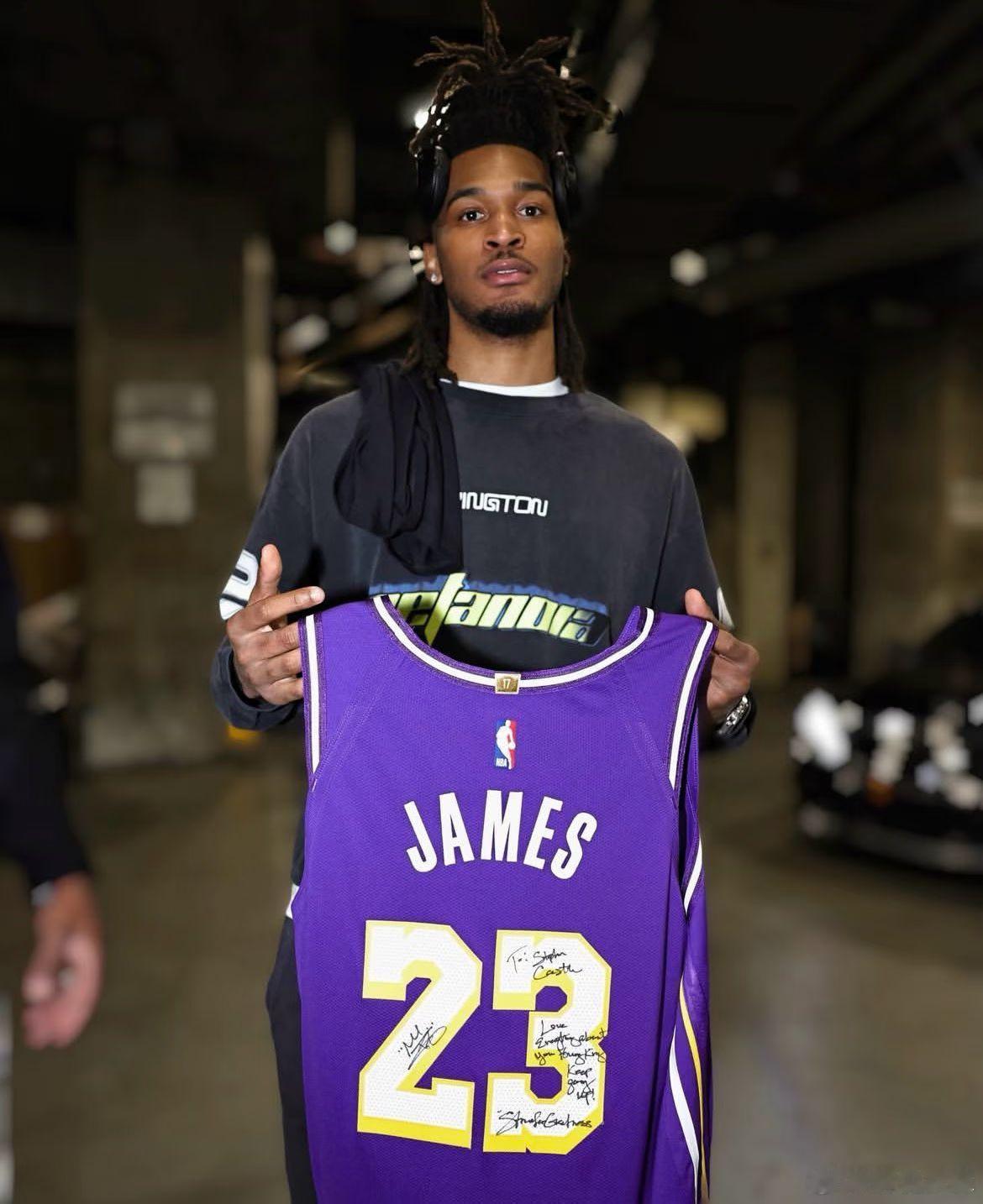 亲穿球衣加To签，这件球衣至少值十几万美金吧