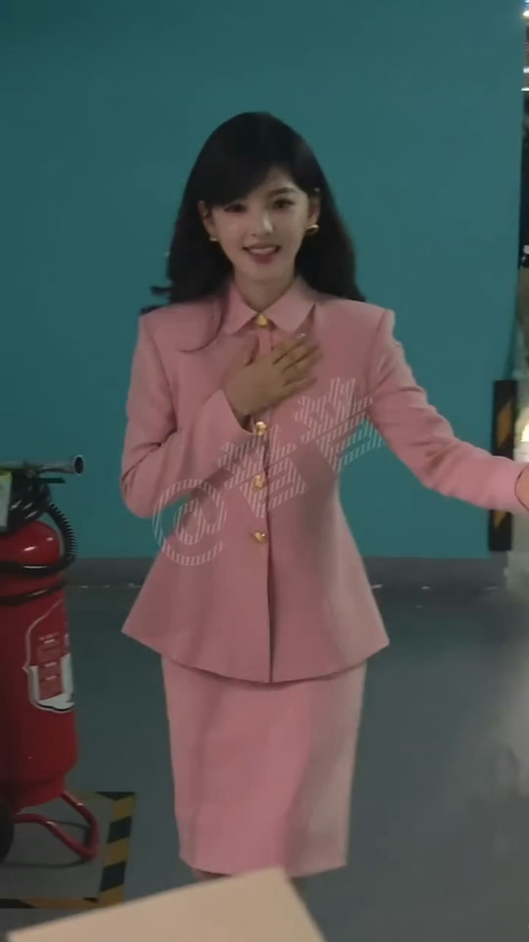 章若楠《冬去春来》追剧团上班路透，粉色西装造型，像一块草莓小蛋糕走过来了，好漂亮