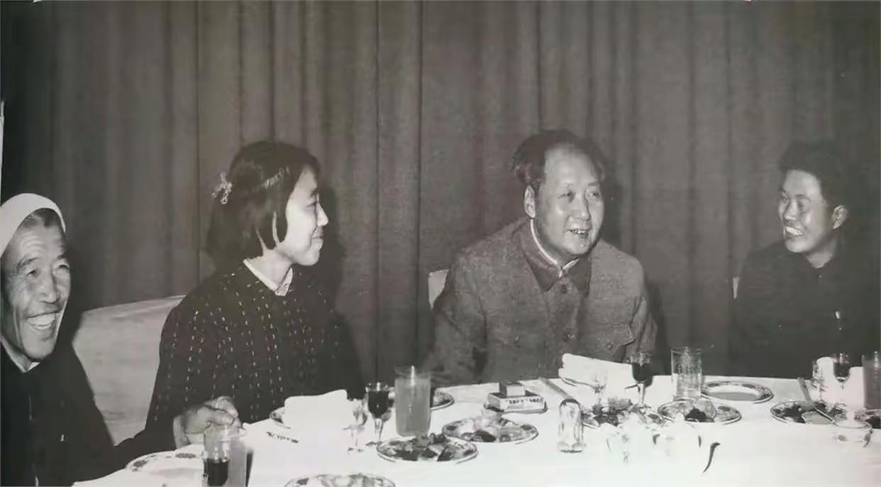 贪污和浪费是极大的犯罪，这句话永不过时！
 
为什么毛主席当年要把浪费和贪污放在