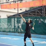 李现打网球的姿势李现晒打网球plog 李现分享打网球日常，照片中他击球的瞬间抓拍