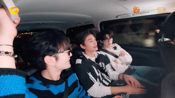 翟潇闻沈月在黄晓明身边大声密谋翟潇闻沈月密谋下班的样子也太皮了，在黄晓明背后大声