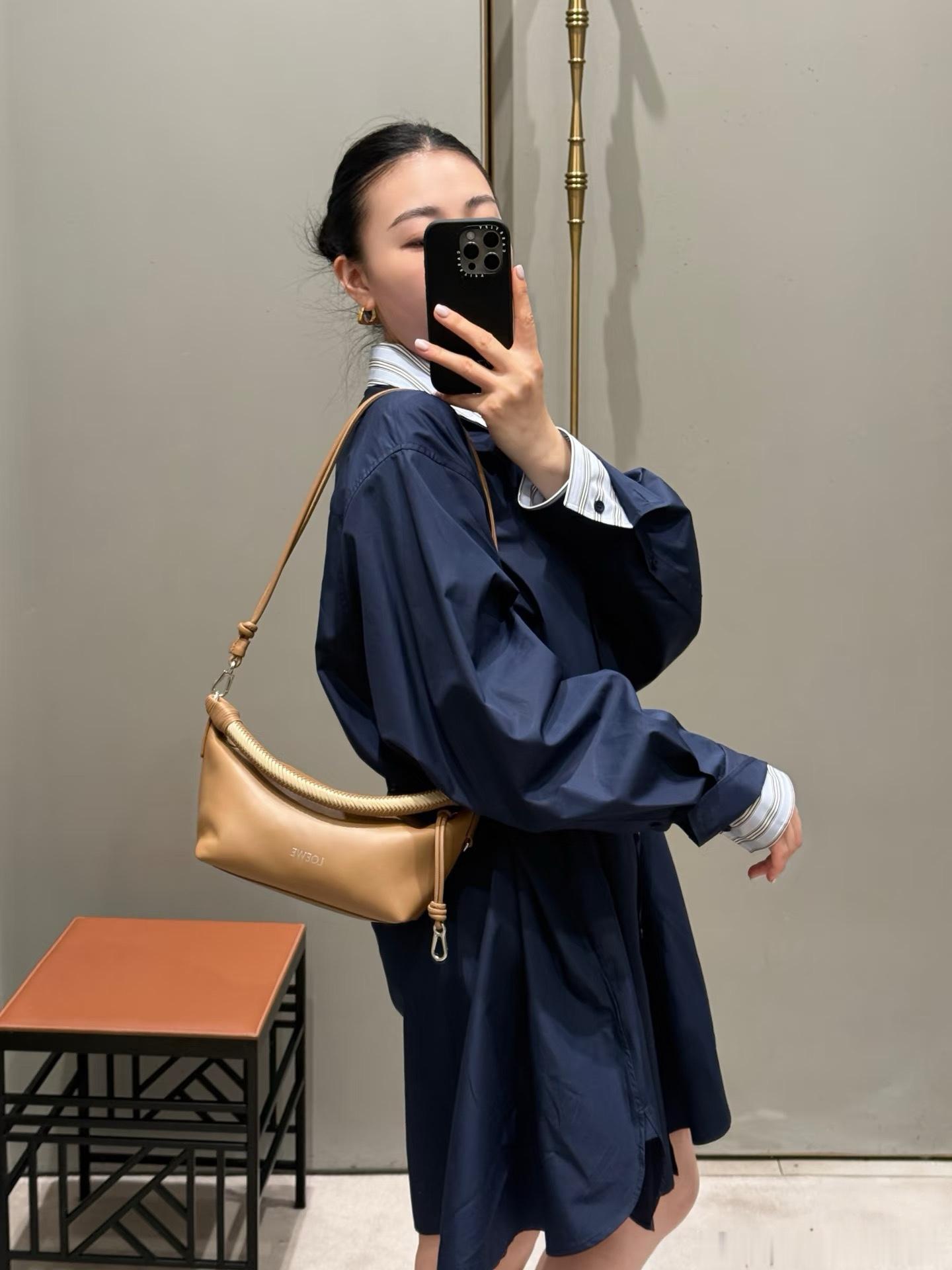 Loe**衬衫连衣裙，条纹领设计+暗扣细节，简约又有质感。廓形宽松 遮肉显瘦 不