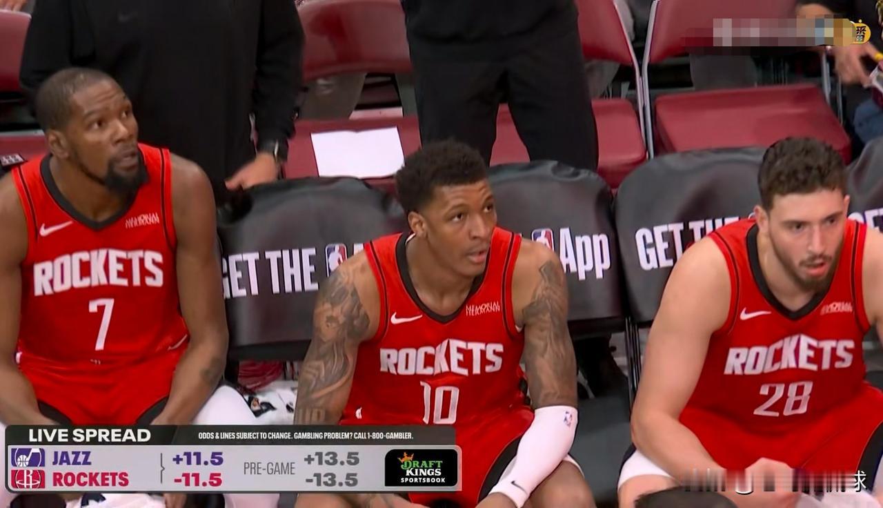 火箭大将小史密斯真是弹无虚发！在今天火箭主场迎战爵士的比赛中，目前双方的第一节比