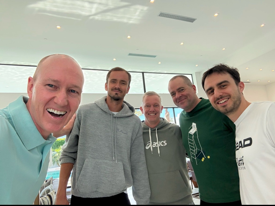 迪丽热巴报平安这边，梅总团队也报思念，顺利抵达印第安威尔斯了