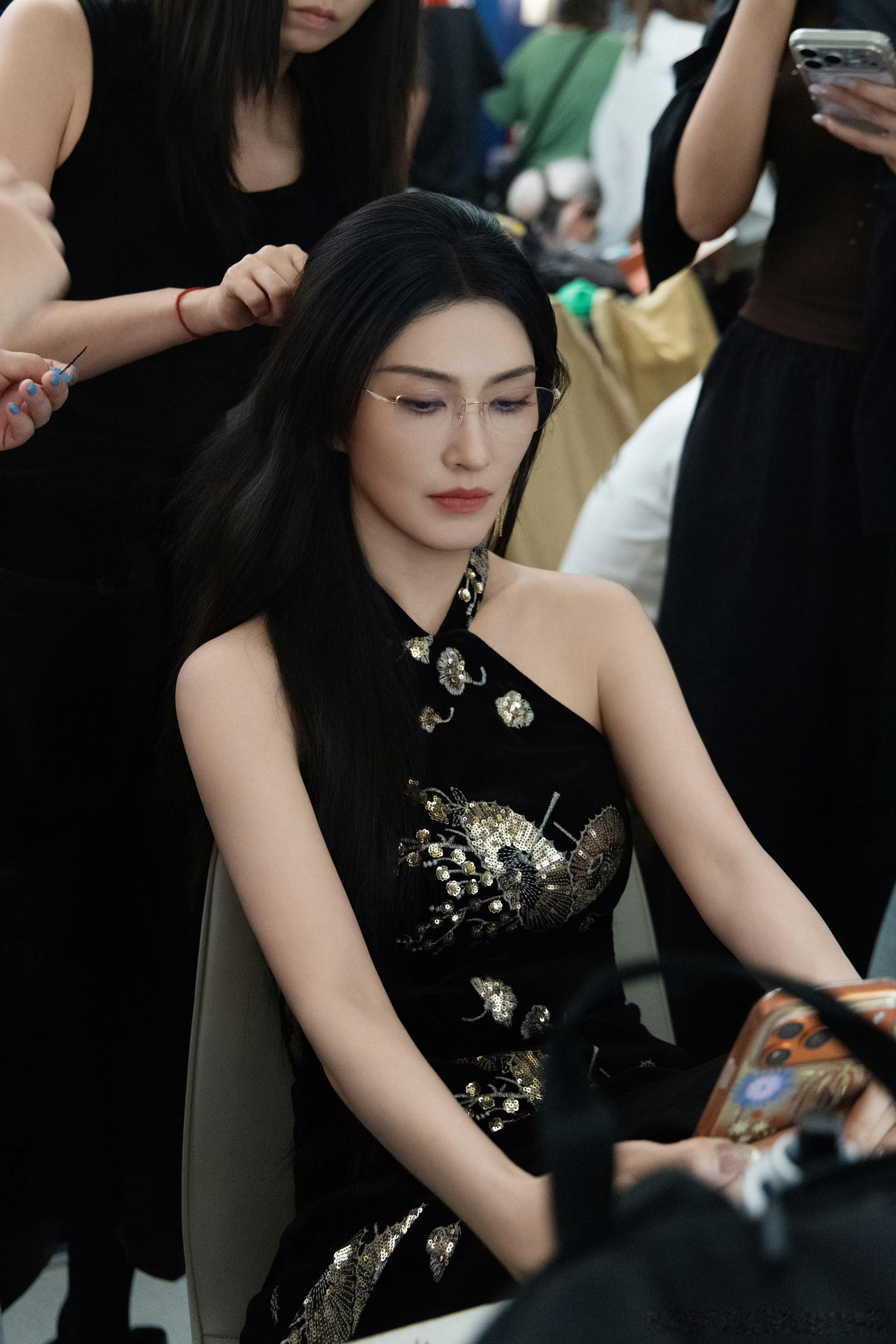 女鬼来的。 