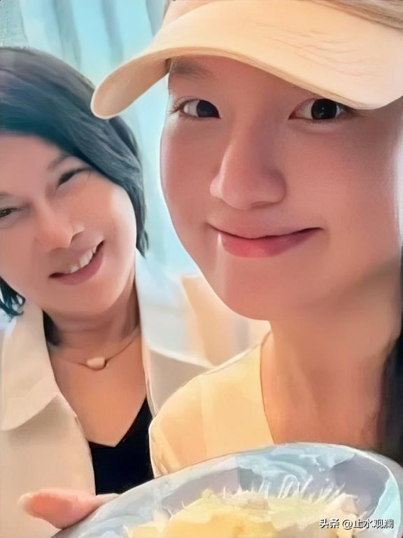 孟羽童晒了和董明珠的合照，陪董明珠过了72岁生日。

孟当年离开格力，网上传得沸
