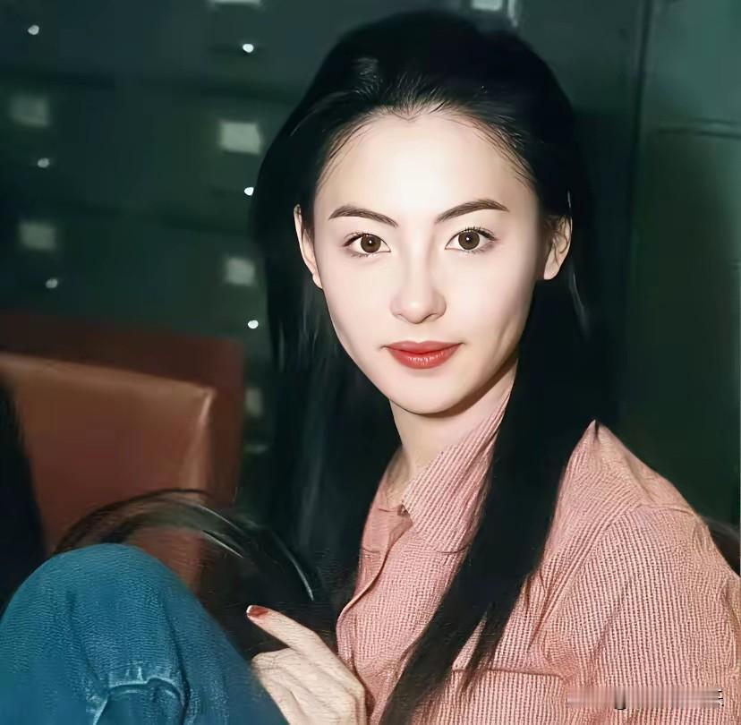 谁说王菲是女神天花板？张柏芝才是真正的人间绝色！  

那张脸，清纯中带着倔强，