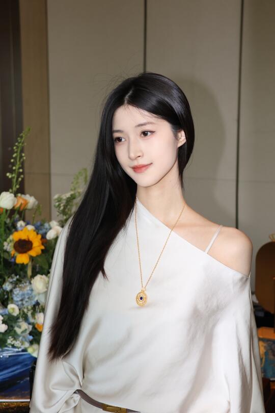 ✨直击莱绅通灵发布会！秦岚同款上身太美啦💛