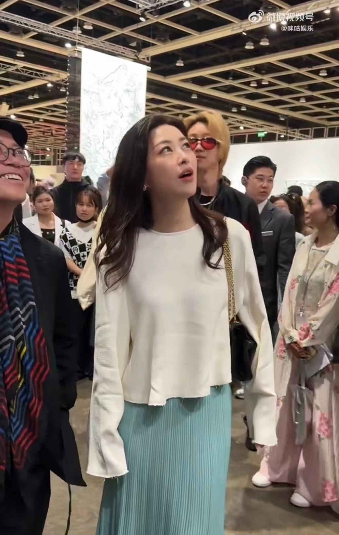 近距离看到朱珠 从屏幕里走出来的人，美得一点都不客气，我直接看呆🤯 