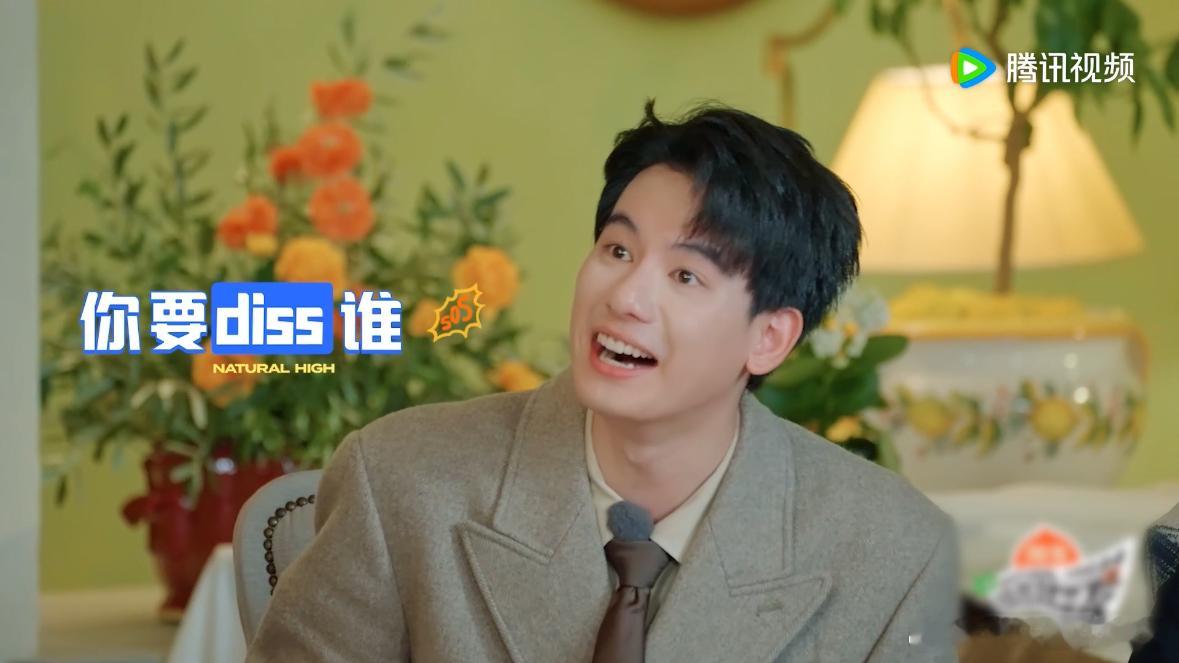 胡先煦你要毁了沈腾吗 看到沈腾因为小胡的调侃而露出笑容，简直是此刻的喜悦，白纸黑