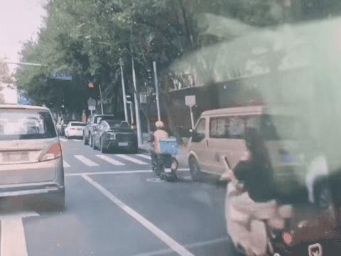 叫你看手机！叫你单手骑车！这下长记性了吗？
算你好运，幸好还没有波及到旁边的车，