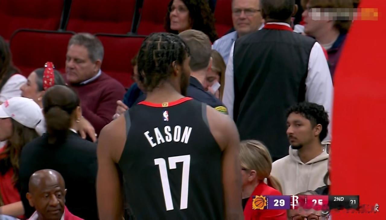 我忍不住要怒赞火箭大将伊森！在今天进行的火箭和太阳的焦点战中，目前双方的上半场比