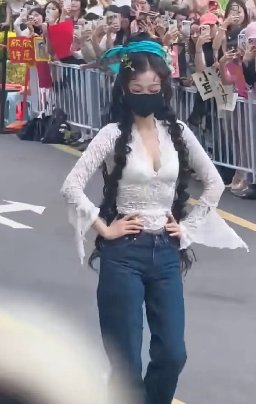 虞书欣这衣服算不算擦边？ 