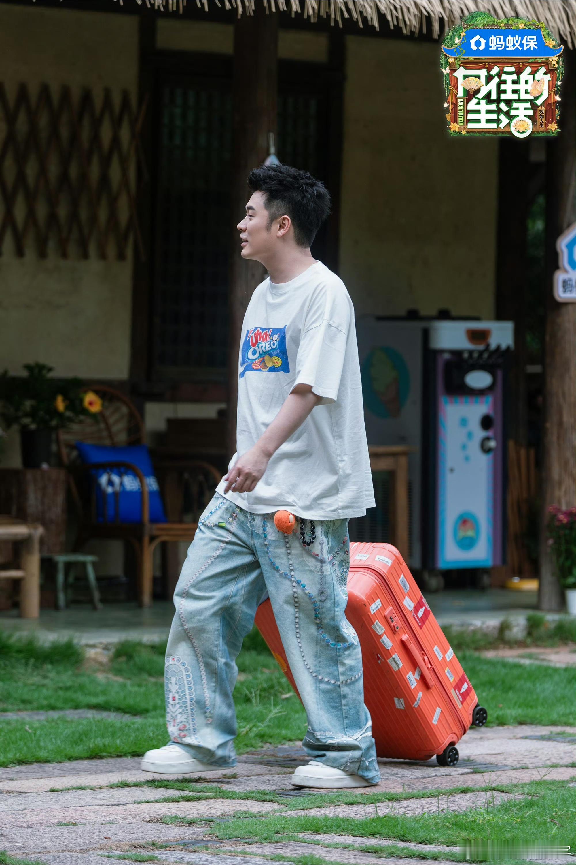 陈赫总赶上玉米成熟时 刚看完陈赫的照片，他在玉米地旁笑得超开心！配文说总能赶上成