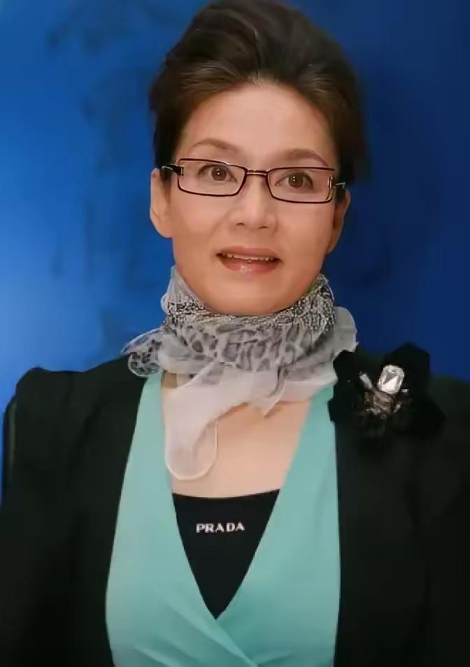 她年轻时比何赛飞还美，女神虽然也老了，但是气质仍然不减当年，你觉得她和何赛飞谁美
