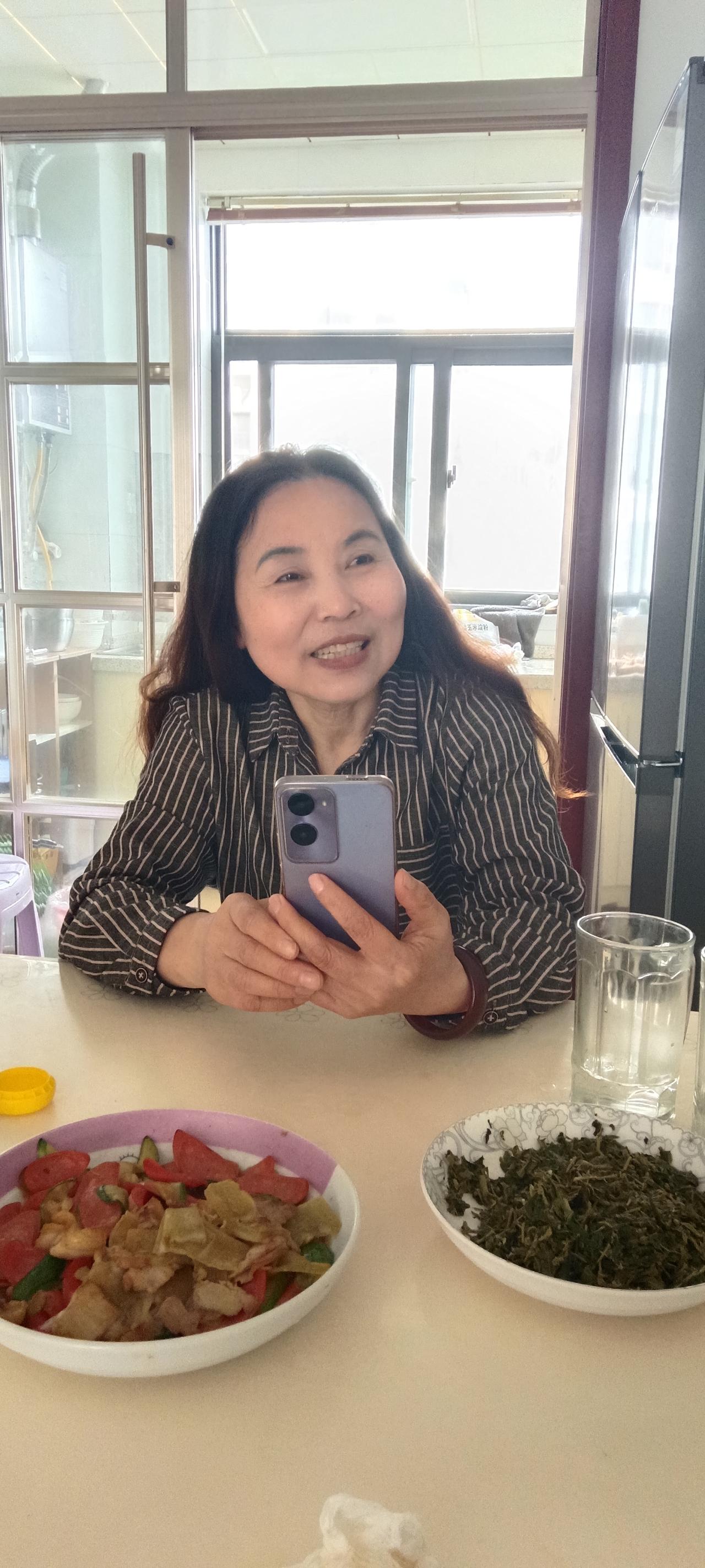 成熟的女人懂得“情绪的分寸”，生气委屈时不会失控，而是把情绪当信号，能理性沟通。