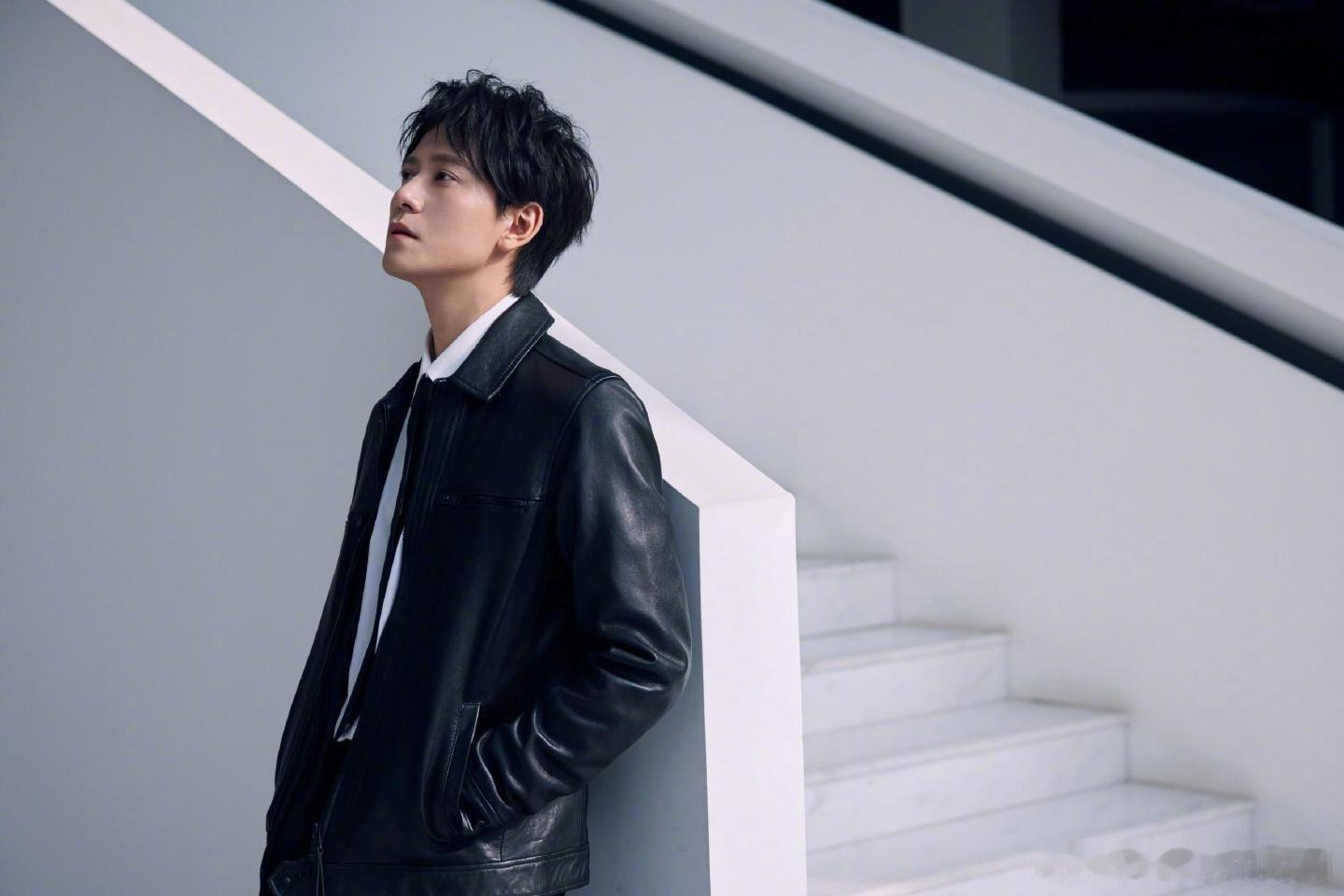 秦俊杰是去体制内进修过吧 谁被帅到！秦俊杰《乌蒙深处》座谈会西装笔挺，发言沉稳有