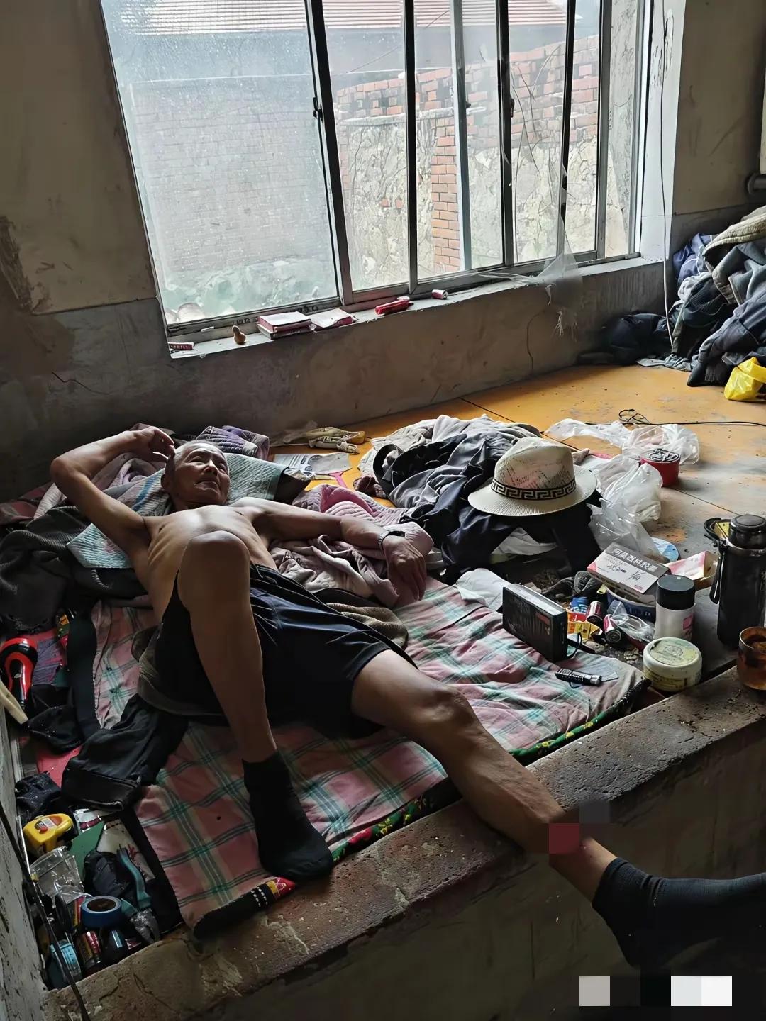 网友:
心酸！年轻的时候找个媳妇也不至于这样吧？[what]