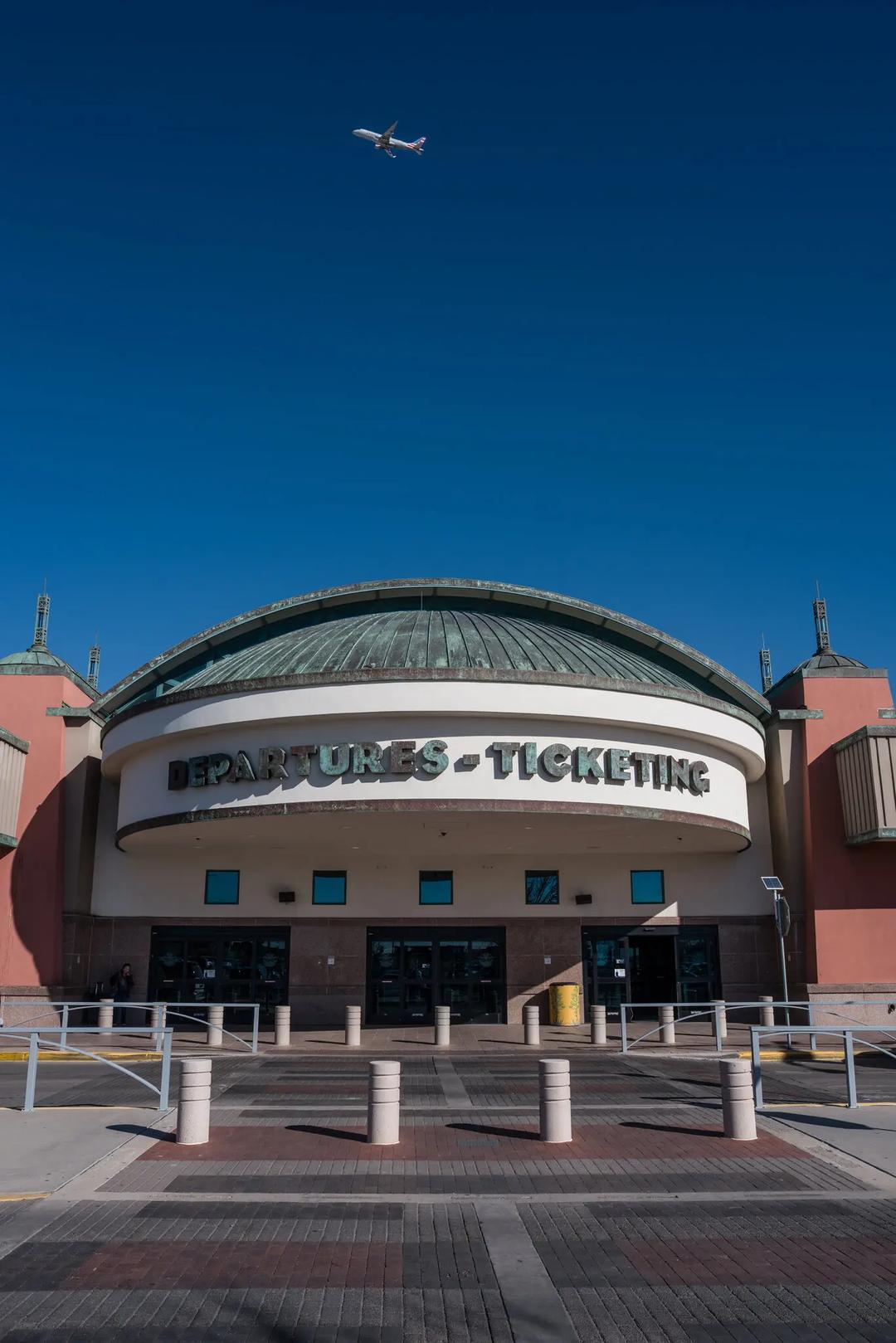 美国海关用激光炮打气球，把机场给封了！这可不是段子，是真事儿。为了几个派对气球，